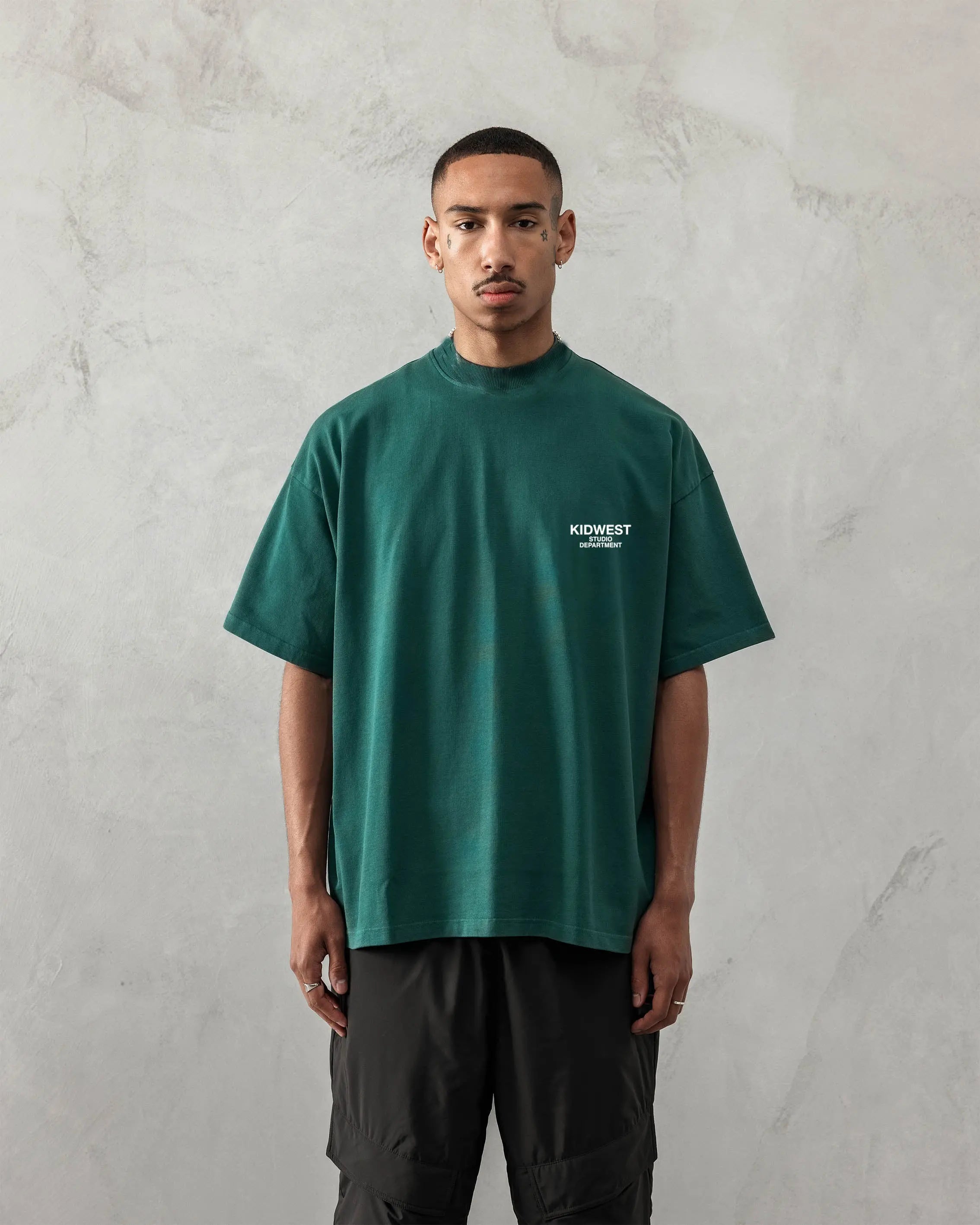 STUDIO DEPT. T-SHIRT - RACING GREEN KID FROM THE WEST